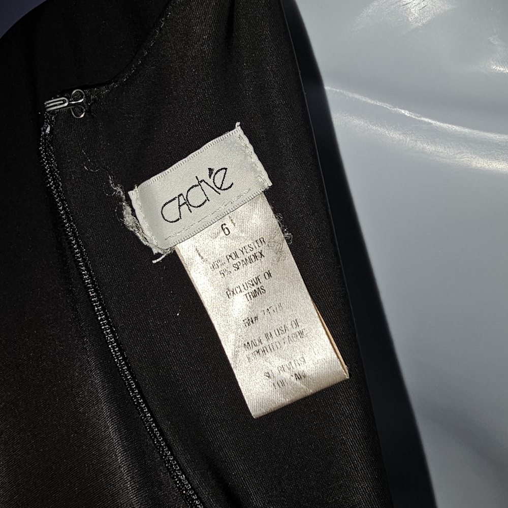 Stunning black Cache dress with gold chain detail - Picture 4 of 5